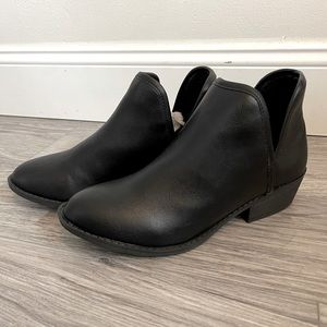 NEW IN BOX !! Black Leather Booties - Size 8